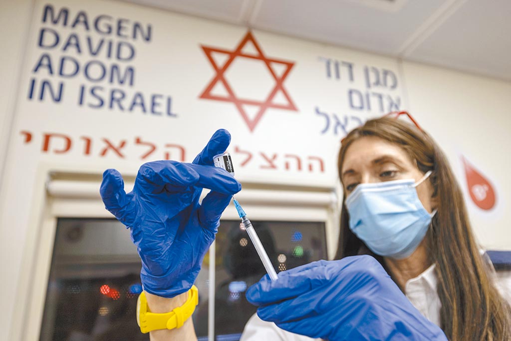 以色列卫生部22日公布一项调查结果显示，接种第3剂辉瑞/BNT新冠疫苗「有效且必要」。（美联社）