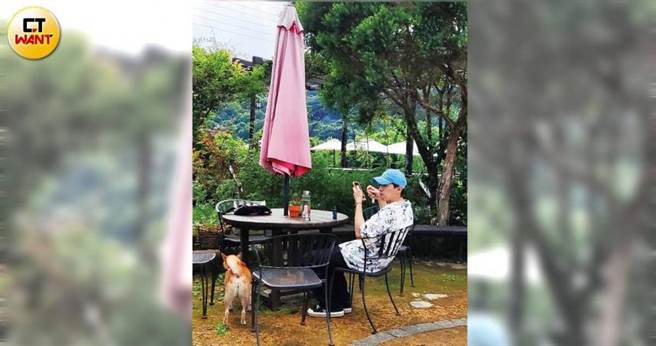 谢佳见去洗手间时，孙玮廷在座位上等待并帮忙顾狗。（图／本刊摄影组）