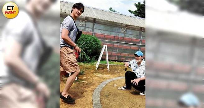 脱下口罩的两人，见有人靠近立刻露出尷尬微笑。（图／本刊摄影组）