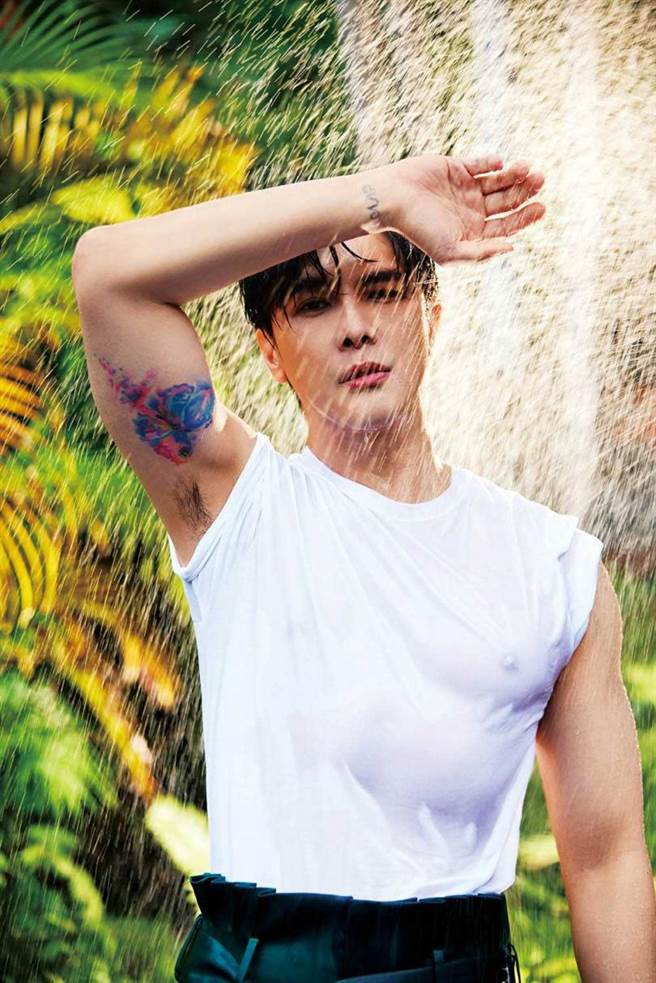 今年谢佳见将推出第二本个人写真书《谢佳见：临界之地Land Boundary》。（图／艺和创艺提供）