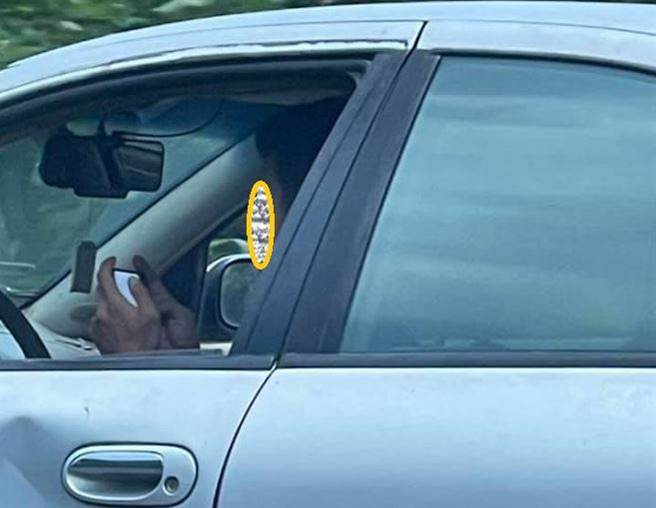 女网友在高速公路发现一旁驾驶「边开车边玩手机」，气得拍下来PO上网。（图／撷取自粉专「爆料公社2社」）