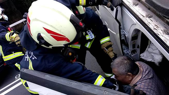 基隆市仁愛區南榮路、南新街口今早6點多有一台白色休旅車自撞分隔島，翻覆於路中央。（基隆市消防局提供／陳彩玲基隆傳真）