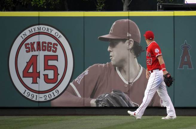 天使队外野手卓奥特走过史卡格斯的纪念墙。（美联社资料照）