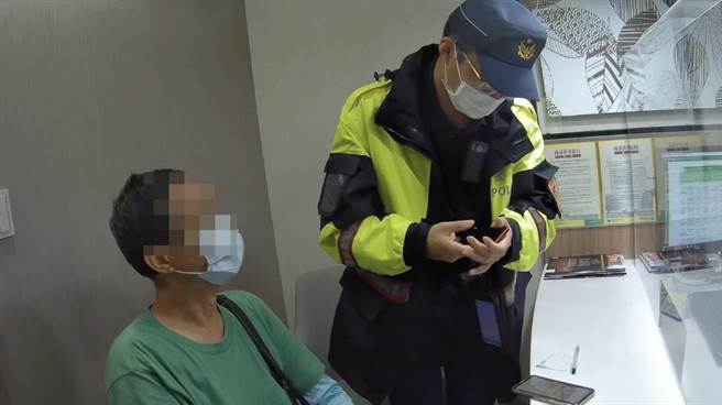 斗六市一名男子到銀行臨櫃欲匯款6萬元給「敘利亞的台籍美軍」網友，斗六派出所員警即時阻詐。（斗六分局提供）