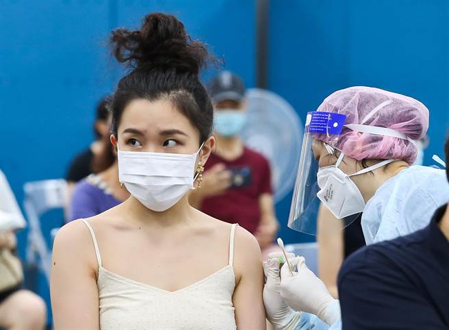 蘇一峰分享以色列研究指出，打第三劑疫苗的保護力增4倍，因此當地政府宣布要繼續施打，讓不少網友看了大嘆，許多台灣人連首劑在哪都不知道。圖為民眾打疫苗的畫面。（陳俊吉攝）