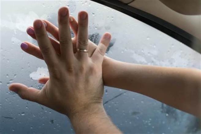 人夫帮老婆洗车，行车纪录器听到咸湿对话才知被绿。（示意图／达志影像）