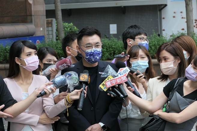 寻求竞选连任的江启臣上午接受《POP撞新闻》广播专访。（赵婉淳摄)