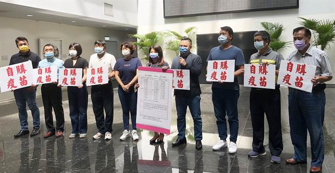 台中市議會國民黨、超黨派及無黨等，今天上午舉行記者會，要求市府編列預算採購疫苗，讓73年次以後的年輕人可以施打疫苗。（陳世宗攝）