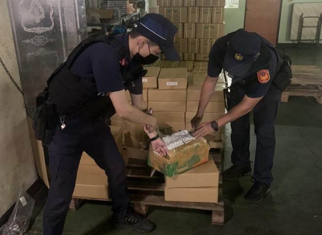 越南猪瘟病毒走私肉流入台中，警查获两件急送验。(警方提供