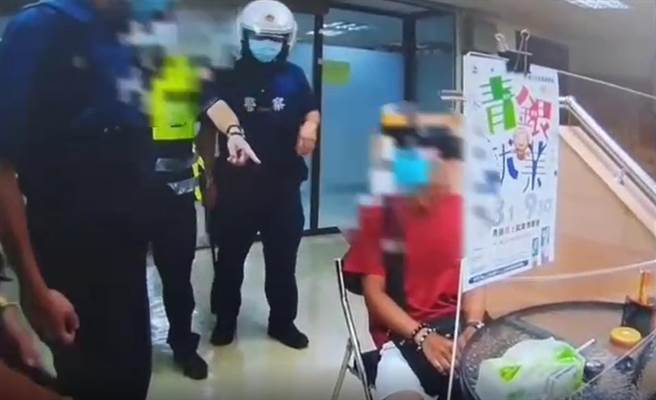 「给我补助！」 30岁男持开山刀赴区公所恐吓承办人。（图／翻摄自影片）
