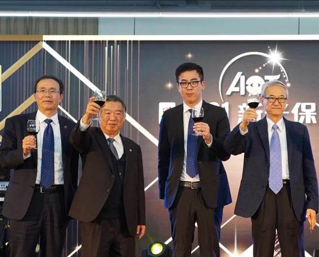 新光金小王子吴昕东(右二)传出好消息。（资料照／业者提供）（禁止酒驾，饮酒过量，有害健康）