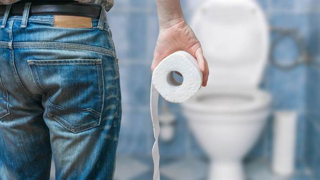 亚马逊一名女员工因患有肠躁症需经常跑厕所，却因为这样遭到主管开除。图片为示意图非本人。（图／shutterstock）