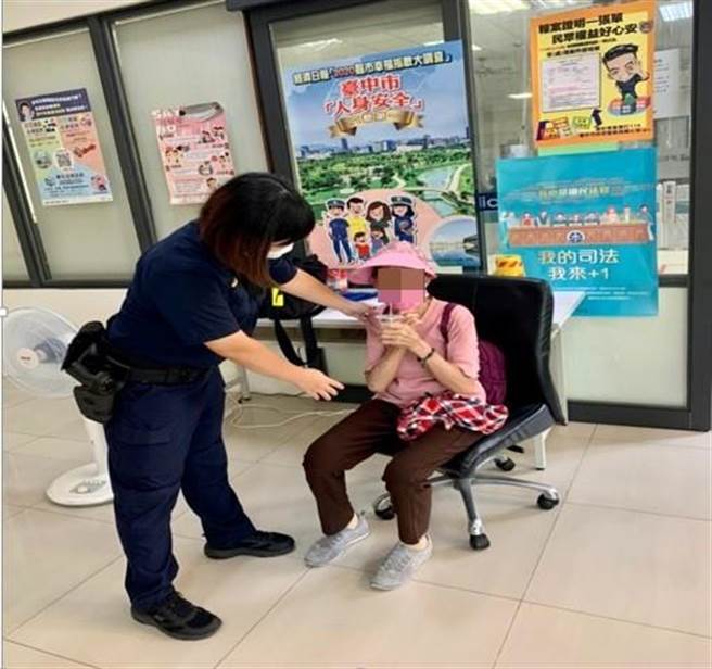 卢姓妇人独自一人外出买早餐，结果迷途在离家1公里外的巷弄内，女警将他带回警所。（太平警分局提供／冯惠宜台中传真）