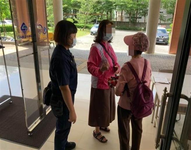卢女心急的女儿着急到派出所找到妇人，感谢警方协助。（太平警分局提供／冯惠宜台中传真）