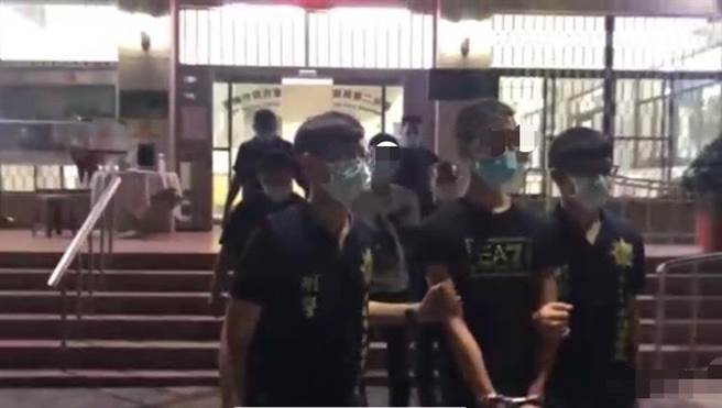 警方昨天兵分多路带回江及刘8名涉案男子。（警方提供／曹婷婷台南传真）