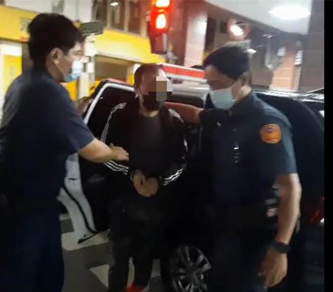 謝姓男子駕車行經警方所設路檢點，意外被警方查出是詐欺通緝犯。（翻攝照片／石秀華高雄傳真）  李姓女騎士在路檢點被警方