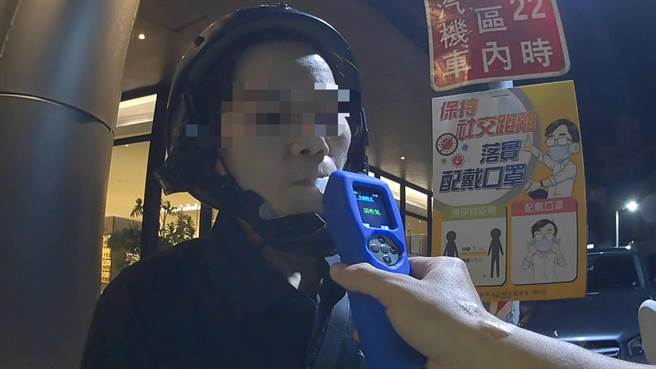 李姓女騎士在路檢點被警方攔查，呼氣檢測結果酒測值超標，被依公共危險罪送辦。（翻攝照片／石秀華高雄傳真）