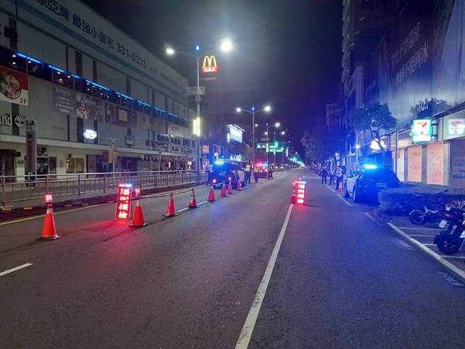 新興分局警方24日凌晨在轄區設置路檢點，防制酒駕及交通事故。（翻攝照片／石秀華高雄傳真）
