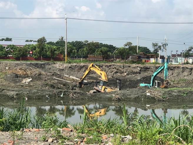 彰化县东螺溪从福兴乡到二林镇河道，最近遭有心人士恶意倾倒千吨的营建废土，遭民眾质疑，也有民代关心，彰化地检署今宣布，本月初接获检举后已经分案侦办，将联合环保署、县府环保局等展开调查，打击环保犯罪。（立委陈素月提供／吴建辉彰化传真）