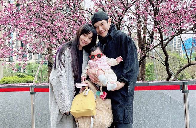 郭碧婷和向佐去年生下一女。（图／翻摄自向佐JackyHeung微博）