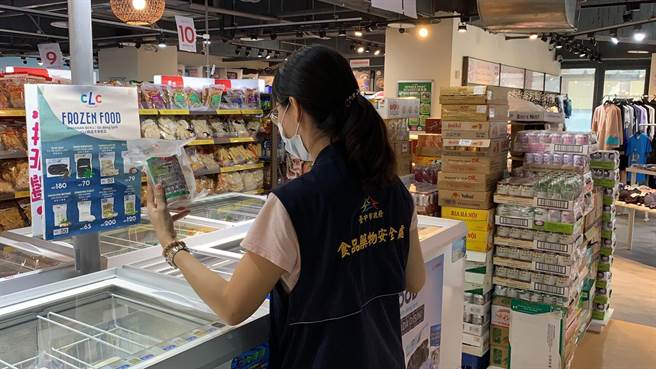 台中市食品药物安全处随即展开东南亚食品业者稽查专案，23日偕同食品药物管理署中区管理中心，锁定东协广场越南商店猪肉产品标示及肉品来源进行查核。（台中市食安处提供／冯惠宜台中传真）