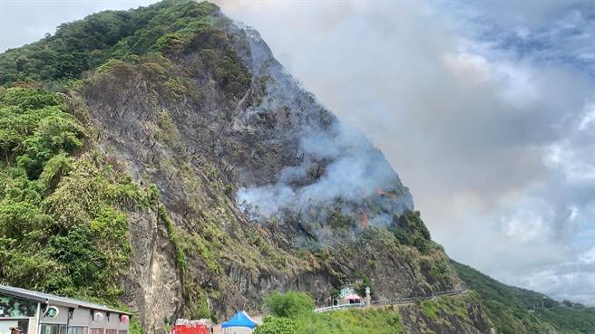 花莲县丰滨乡邻近花莲知名观光景点亲不知子海上古道的山壁不明原因起火燃烧。（丰滨乡公所提供／罗亦晽花莲传真