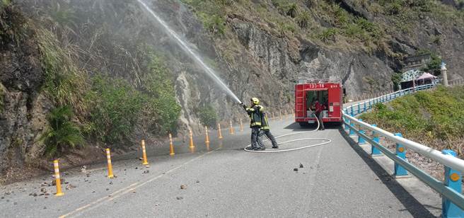 花莲县丰滨乡邻近花莲知名观光景点亲不知子海上古道的山壁不明原因起火燃烧，起火点地势高，消防人员已向空勤申请直升机前往协助灌救。（丰滨乡公所提供／罗亦晽花莲传真）
