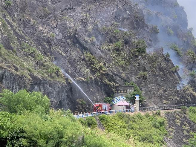花莲县丰滨乡邻近花莲知名观光景点亲不知子海上古道的山壁不明原因起火燃烧。（丰滨乡公所提供／罗亦晽花莲传真）