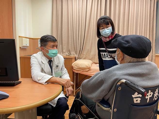 台中慈济医院胸腔外科主任吴政元採用肋骨专用钛合金骨板为廖姓老翁固定骨折、错位肋骨，避免疼痛。（台中慈济医院提供／王文吉台中传真）