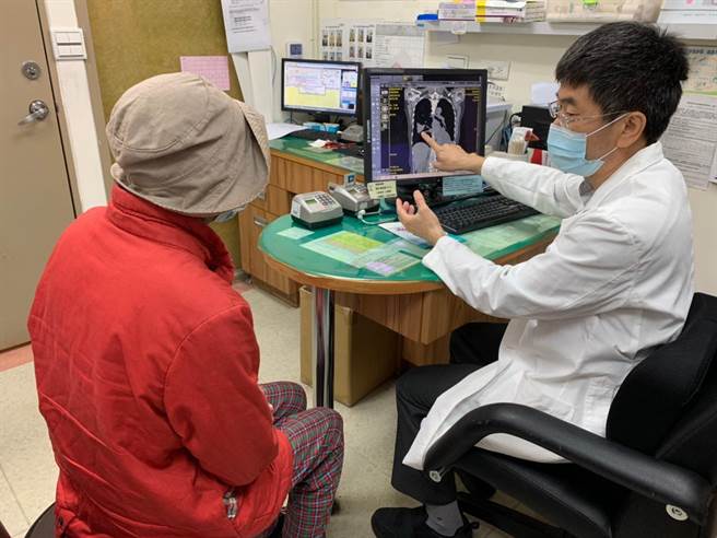 丰原医院胸腔内科邱振峰主任为罗妇说明採用二、三代标靶药物，治疗肺癌成效良好。（王文吉摄）
