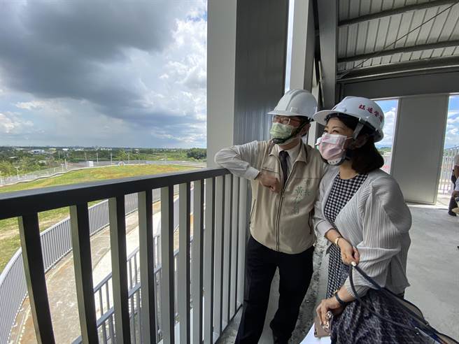 台南市長黃偉哲今天視察台南新化果菜市場。（曹婷婷攝）