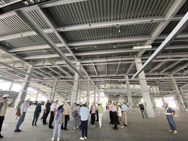 台南市長黃偉哲今天視察台南新化果菜市場。（曹婷婷攝）