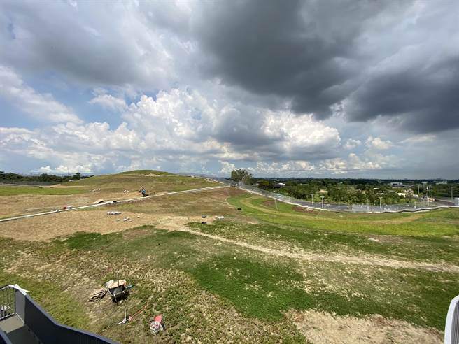 台南新化果菜市場正在鋪設植被。（曹婷婷攝）