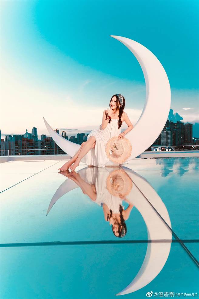 溫碧霞網美點拍照，宛若少女。(翻攝自溫碧霞微博)




