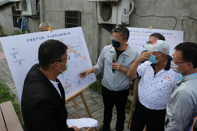 立法院副院長蔡其昌（左二）爭取3621萬元經費汰換4794公尺自來水老舊管線。（王文吉攝）