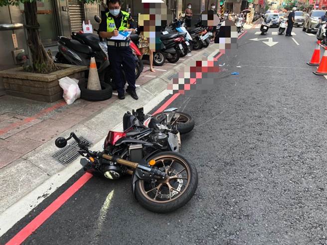 27歲林姓男子今（24日）上午9時許，騎乘重型機車行經新北市中和區中和路、往永貞路方向，疑因擦撞過馬路的17歲曾姓少年自摔，導致他頭部挫傷、脖子也遭不明物體割傷大量出血。（翻攝）