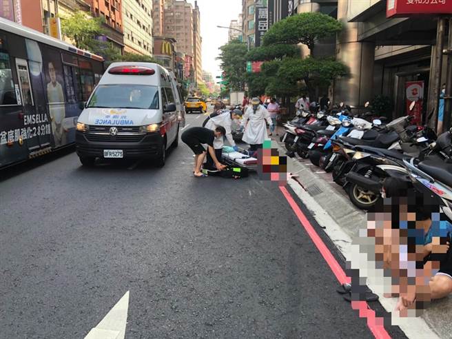 27歲林姓男子今（24日）上午9時許，騎乘重型機車行經新北市中和區中和路、往永貞路方向，疑因擦撞過馬路的17歲曾姓少年自摔，導致他頭部挫傷、脖子也遭不明物體割傷大量出血。（翻攝）