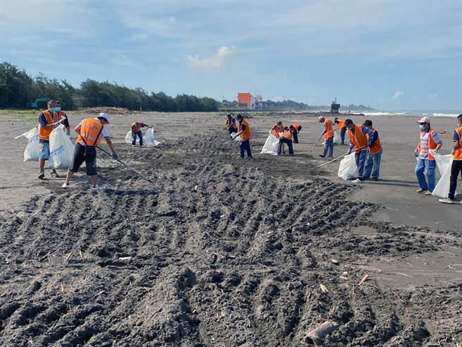 台南地检署40名社会劳动人从6月至8月中旬加入协助净滩的行列。（环保局提供／洪荣志台南传真）