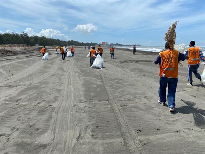 台南地检署40名社会劳动人从6月至8月中旬加入协助净滩的行列。（环保局提供／洪荣志台南传真）