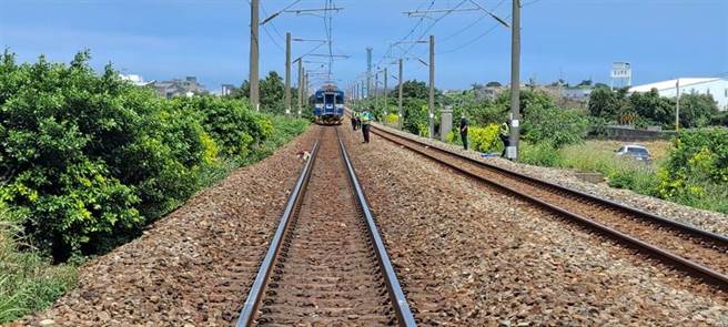 苗栗县苑里镇田心26路高架桥附近海线铁道，台中开往苗栗县通霄镇的2606次区间车撞死一名闯入铁道民眾。（铁路警察局提供／谢明俊苗栗传真）
