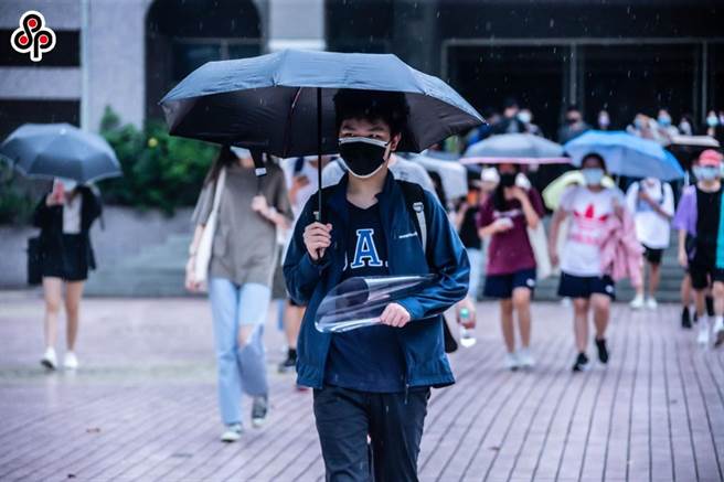 开学在即，大学生登记不到进口疫苗，被迫只好施打高端。图为今年大学指考画面。(本报资料照)