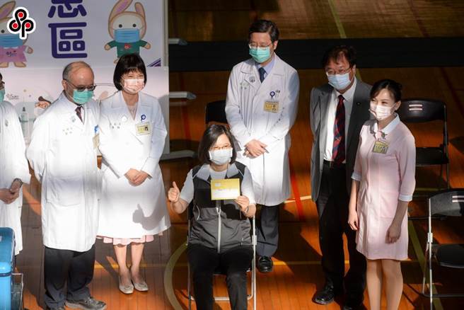 總統蔡英文昨日直播施打高端疫苗過程。（本報資料照）