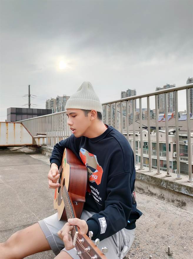 林孟辰參加《明日之子5》，一有空檔就練歌。（環球音樂提供）