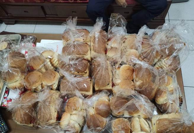 堆满整桌的麵包、吐司等点心是台中市侨泰中学餐饮管理科的同学们亲手烘焙，赠送台中市政府警察局第三分局健康派出所。（台中市第三分局提供／冯惠宜台中传真）