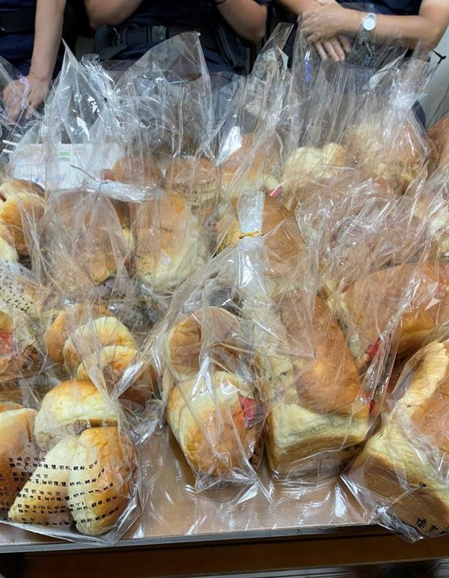 堆满整桌的麵包、吐司等点心是台中市侨泰中学餐饮管理科的同学们亲手烘焙，赠送台中市政府警察局第三分局健康派出所。（台中市第三分局提供／冯惠宜台中传真）