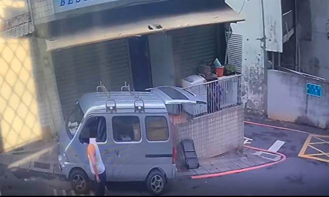 淡水窃贼专偷临停未关车窗财物（翻摄照片／戴上容新北传真）