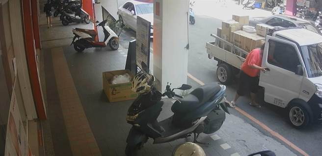 淡水窃贼专偷临停未关车窗财物（翻摄照片／戴上容新北传真）