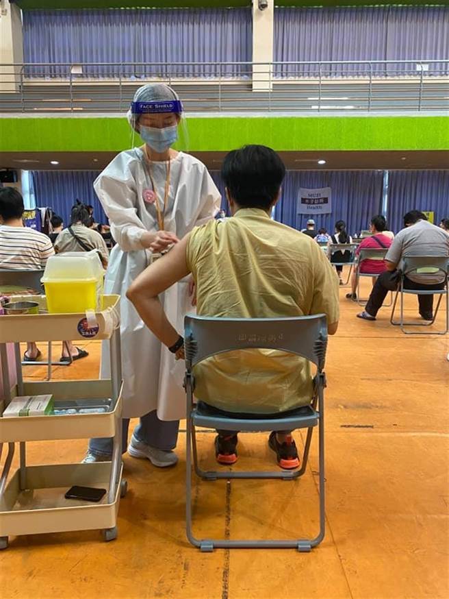 陆姓作家在脸书PO文一家三口支持高端疫苗，没想到就传出猝逝消息。(翻摄照片／吕筱蝉桃园传真)
