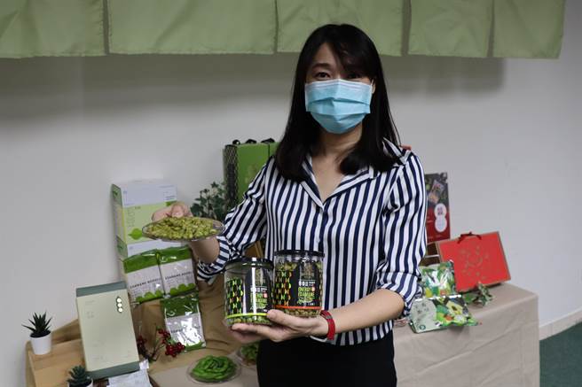 新市區農會總幹事李美嬅表示，農會耗時兩年研發的毛豆果健康零食，目前有原味、五香兩種口味。（劉秀芬攝）