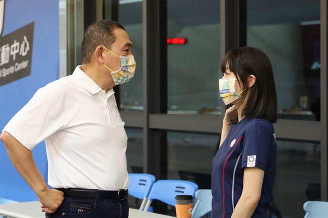 吴佳颖（右）来到林口运动中心跟侯友宜分享奥运经验。（新北市体育处提供）